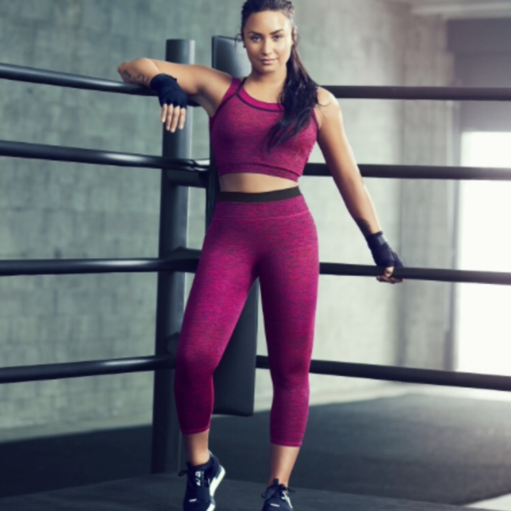 Demi Lovato Fabletics Aloni Midi Bra High Capri S
